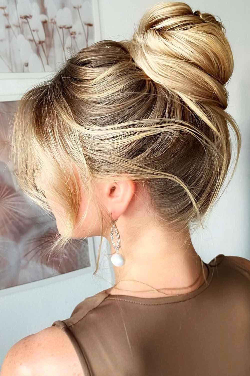 Cute Messy Bun Hair #fallhairstylestrends #hairstylestrends #trends